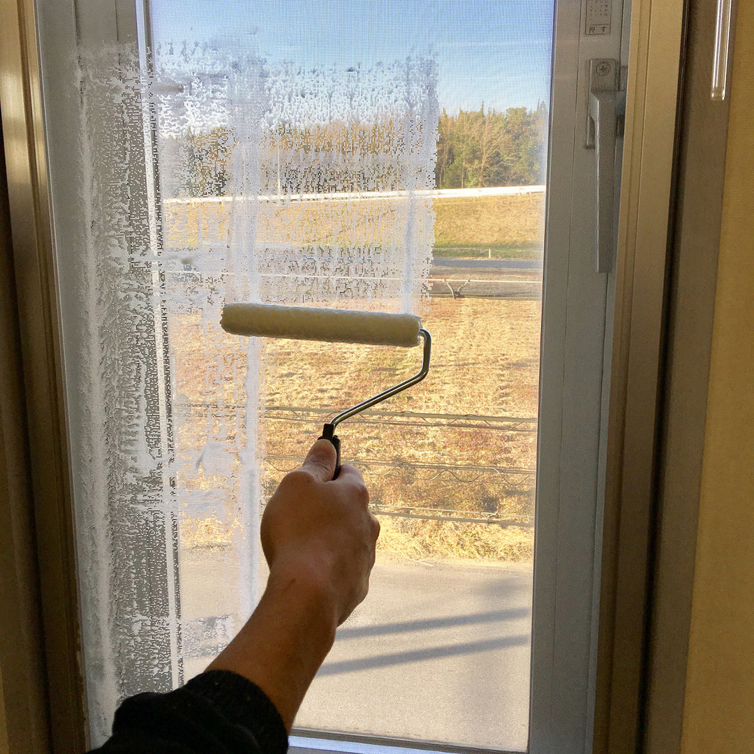 Screen door cleaning roller