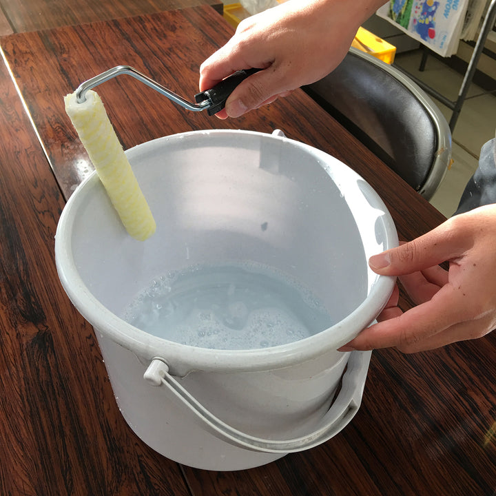 Screen door cleaning roller