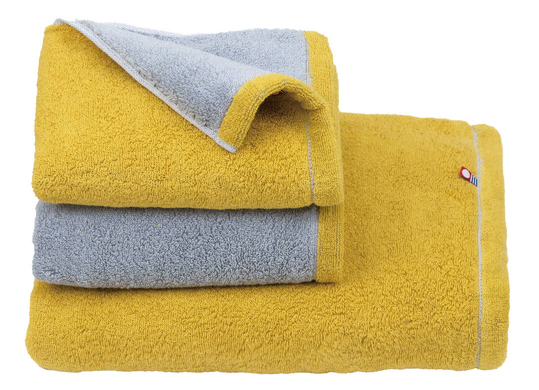 Reversible color towel