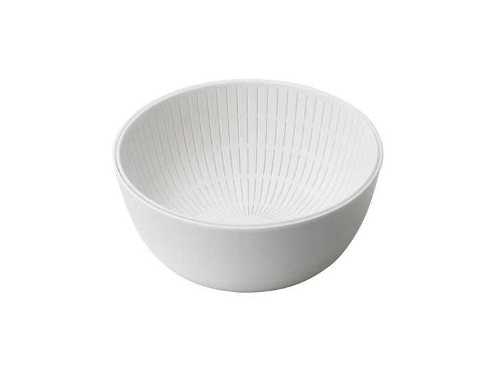 A colander and bowl to wash rice