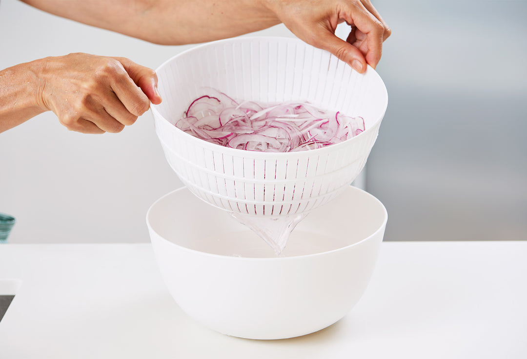 A colander and bowl to wash rice