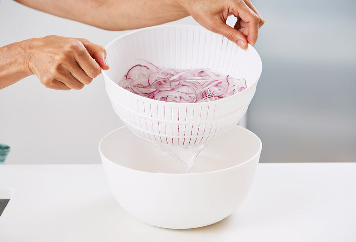 A colander and bowl to wash rice