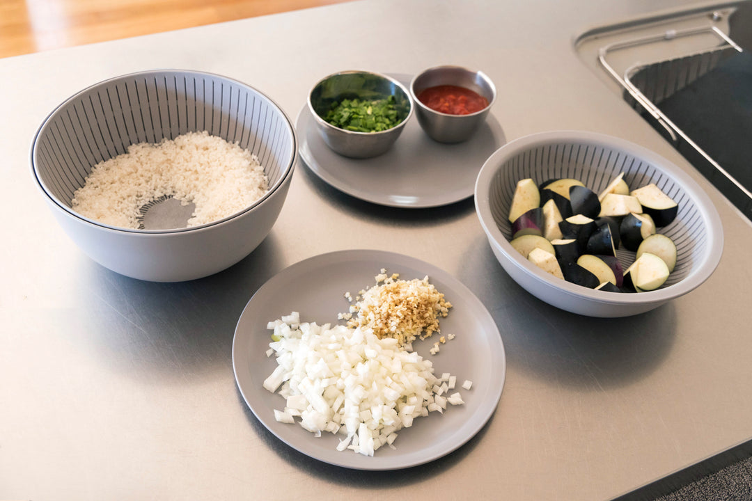 A colander and bowl to wash rice