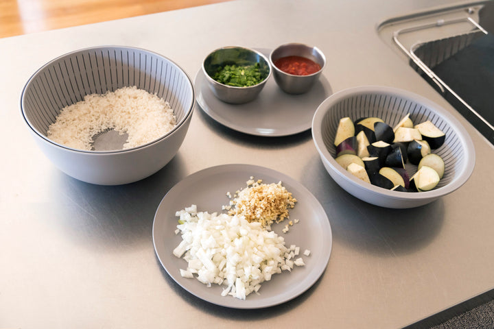 A colander and bowl to wash rice
