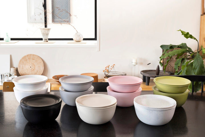 A colander and bowl to wash rice